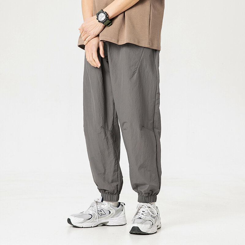 Calça masculina minimalista com elástico na cintura, cor sólida, movimento, pés atados, casual na altura do tornozelo solto, verão