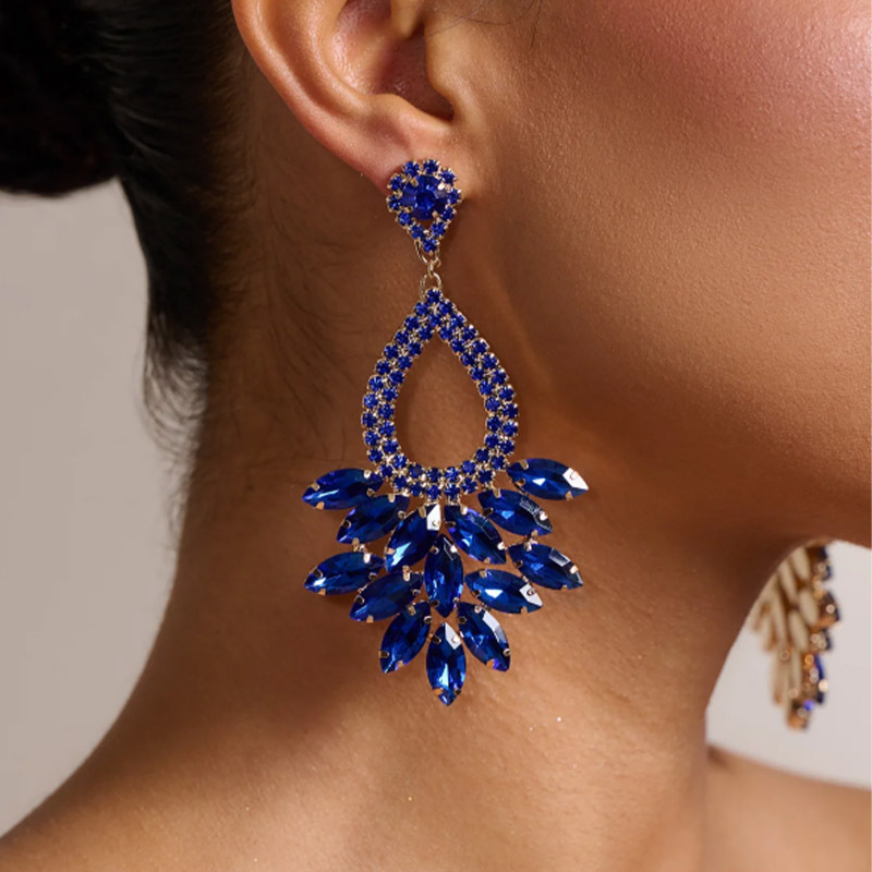 2024 Neuankömmling Modeschmuck heiß verkaufen Strass Ohrringe Mode Tröpfchen geformte Anhänger blau Kristall Braut Ohrringe