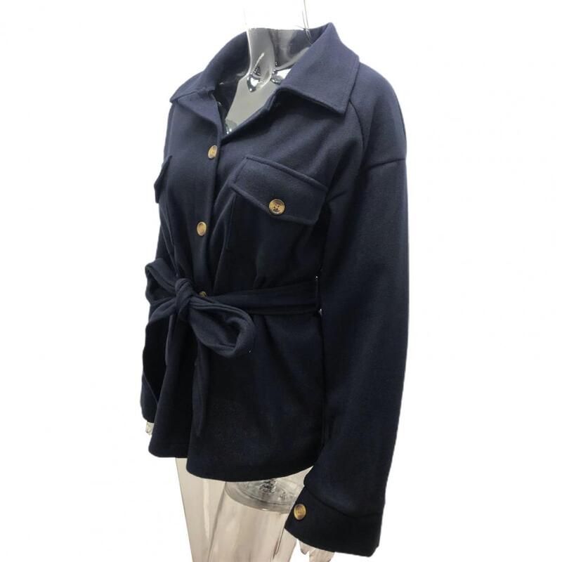 Однобортная куртка с лацканами, однотонная, подчеркивает элегантность и моду. Доступны в различных цветах.