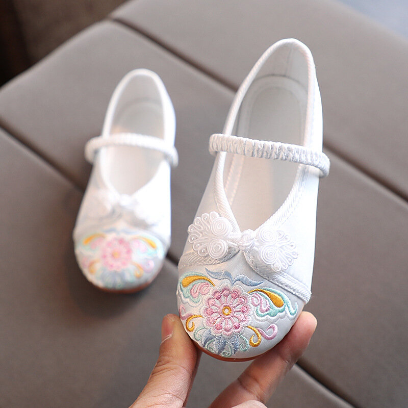 Nouvelles chaussures brodées à la main pour enfants, chaussures de Surface en tissu de Style chinois pour filles, chaussures Hanfu élégantes à motif de fleurs traditionnelles