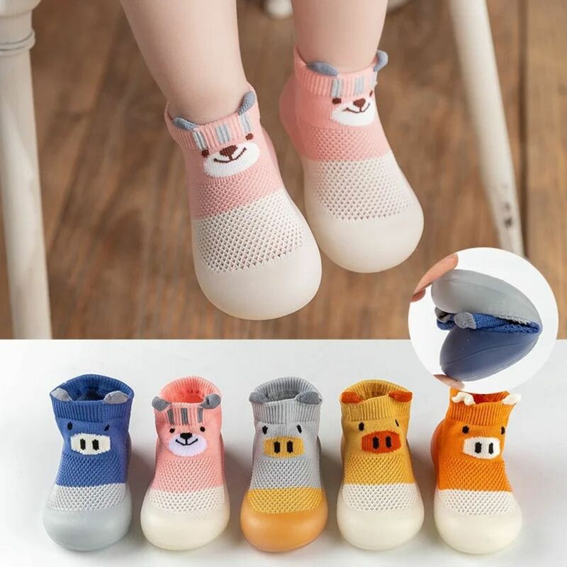 Sapatos antiderrapantes para bebê e criança, sapatos confortáveis com design bonito dos desenhos animados, meias respiráveis e leves