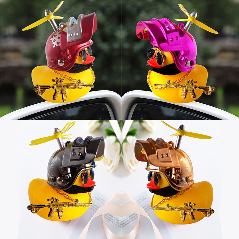 Accessori motore anatra gialla con casco per bici senza luci ornamenti per auto accessori anatra nella decorazione d'interni dell'auto