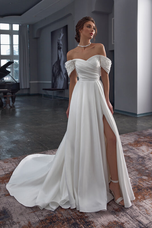 Gaun pernikahan kesayangan sisi celah lengan pendek Satin lembut ekor panjang dapat menyesuaikan untuk mengukur gaun pengantin untuk wanita menakjubkan