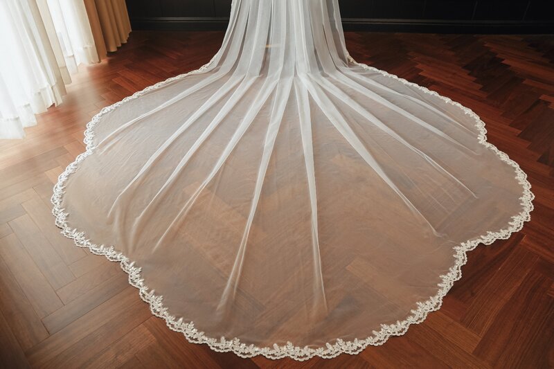 High Quality Vintage Wedding Veil 3.5M Long Special Cut Royal Bridal Veil with Comb Bling Sequins Lace Veil Wedding Accessories