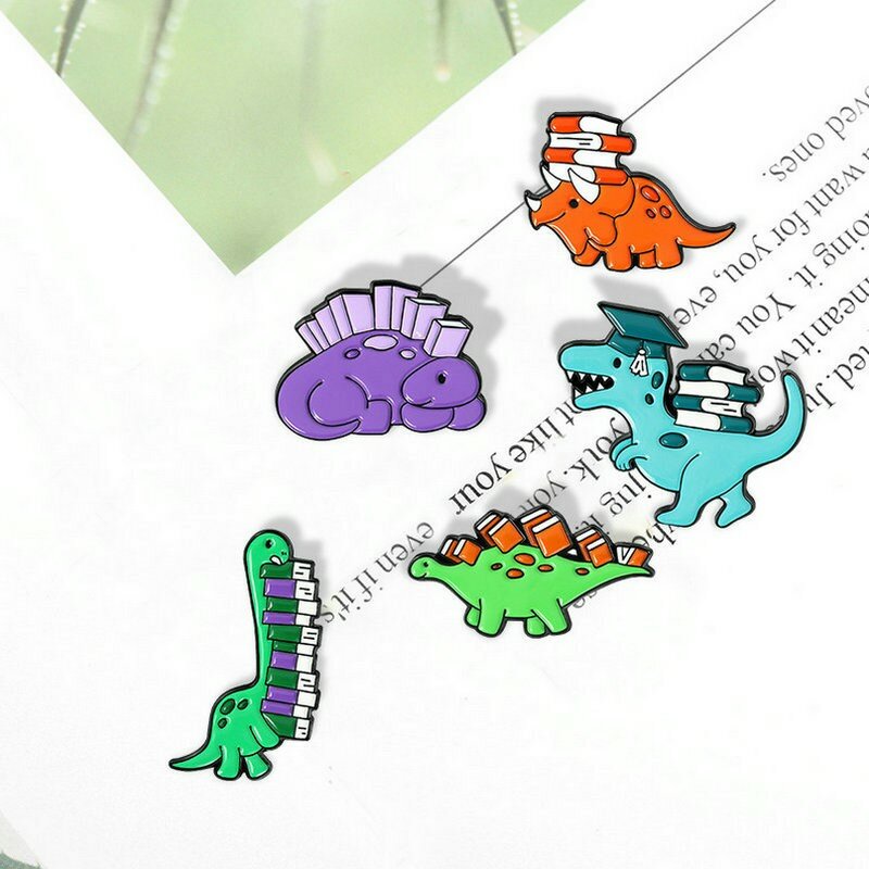 Pin esmaltado personalizado, broche de animales, insignia de solapa, joyería de dibujos animados para niños, amigos, dinosaurio y libros
