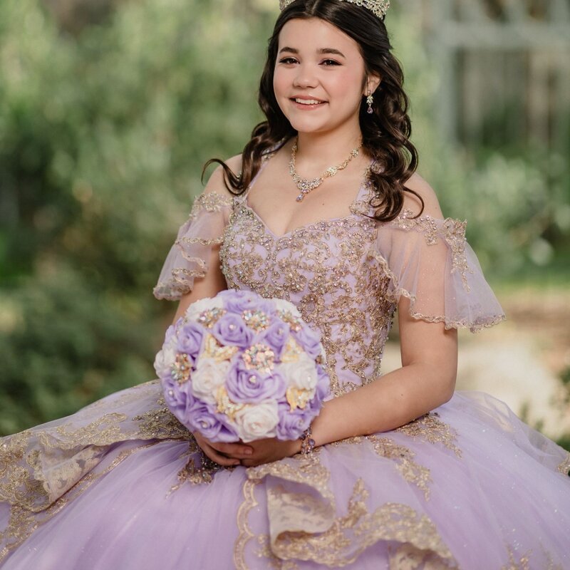 Quinceanrra promドレス、金色のビーズのアップリケ、肩のプリンセスが明るくカラフルな、長い紫色の光沢のある愛らしい16ドレス