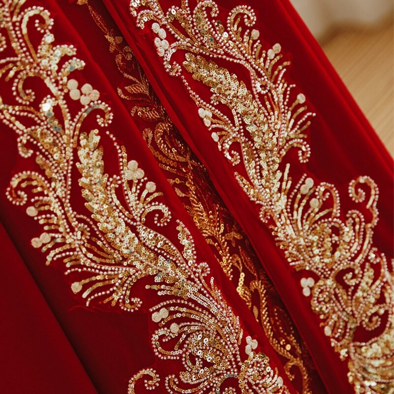 Jubah pernikahan beludru merah baru dengan desain bunga applique dan kerah bulu tebal