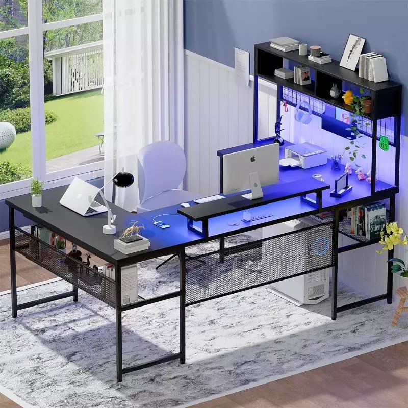 Bureau d'ordinateur en forme de L réversible avec prises de courant et bande LED, grande table de bureau avec support de moniteur et étagères de rangement