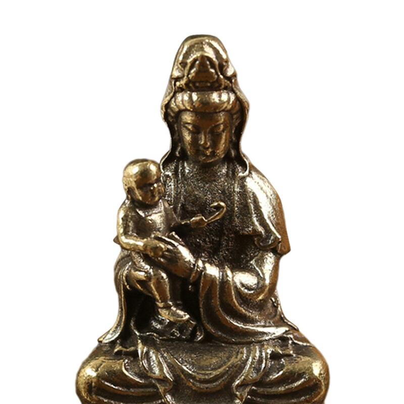 Posąg Avalokitesvara trzymający posąg Guanyin dla dziecka na stole w sypialni