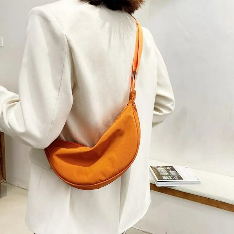 Bolsa de ombro crossbody de nylon para mulheres, mochila leve de axilas, grande capacidade, zíper liso, bolsa de ombro feminina
