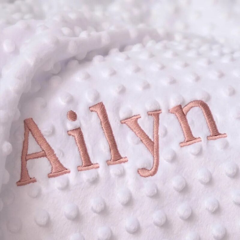 Индивидуальное детское одеяло, пушистое одеяло для мальчиков и девочек, мягкое одеяло с вышивкой имени для новорожденных, новорожденных, халат для больницы, для дома