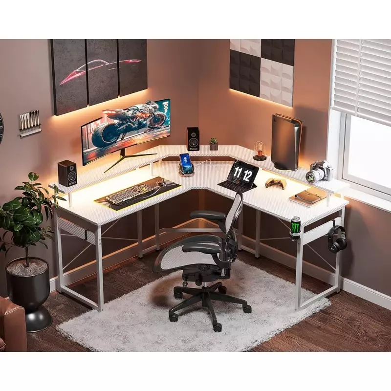 Bureau de jeu en forme de L avec lumières LED et prises de courant, bureau d'ordinateur 51 "avec support complet pour moniteur, fibre de carbone blanche