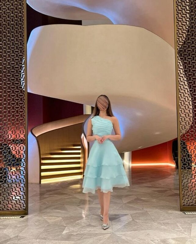 2023 бледно-голубое атласное Плиссированное вечернее платье длиной до колена на одно плечо с открытой спиной в стиле Саудовской Аравии