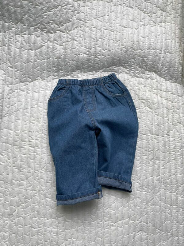 Летние мягкие джинсовые брюки для малышей, однотонные повседневные универсальные джинсы для маленьких мальчиков и девочек, свободные дышащие широкие брюки для малышей, новинка 2024