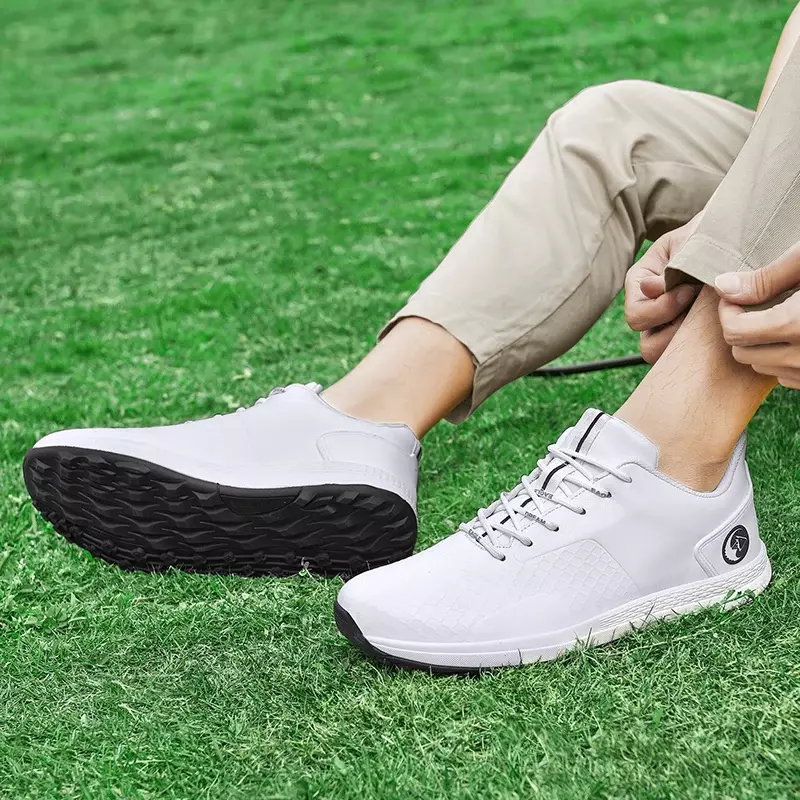 รองเท้ากอล์ฟมืออาชีพใหม่ผู้ชายรองเท้ากอล์ฟรองเท้าผ้าใบกันลื่นรองเท้าใส่เดินหรูหรากลางแจ้งขนาดใหญ่