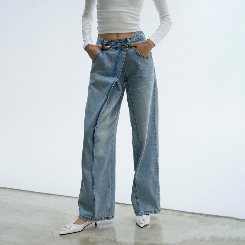 Jeans folgados com uma perna reta de cintura baixa, moda, azul lavado, para a primavera e o verão