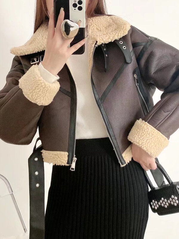 Abbigliamento da strada invernale da donna giacca corta in pelle di pelliccia di agnello artificiale con cintura cappotto in pelle di pecora spessa e calda da moto