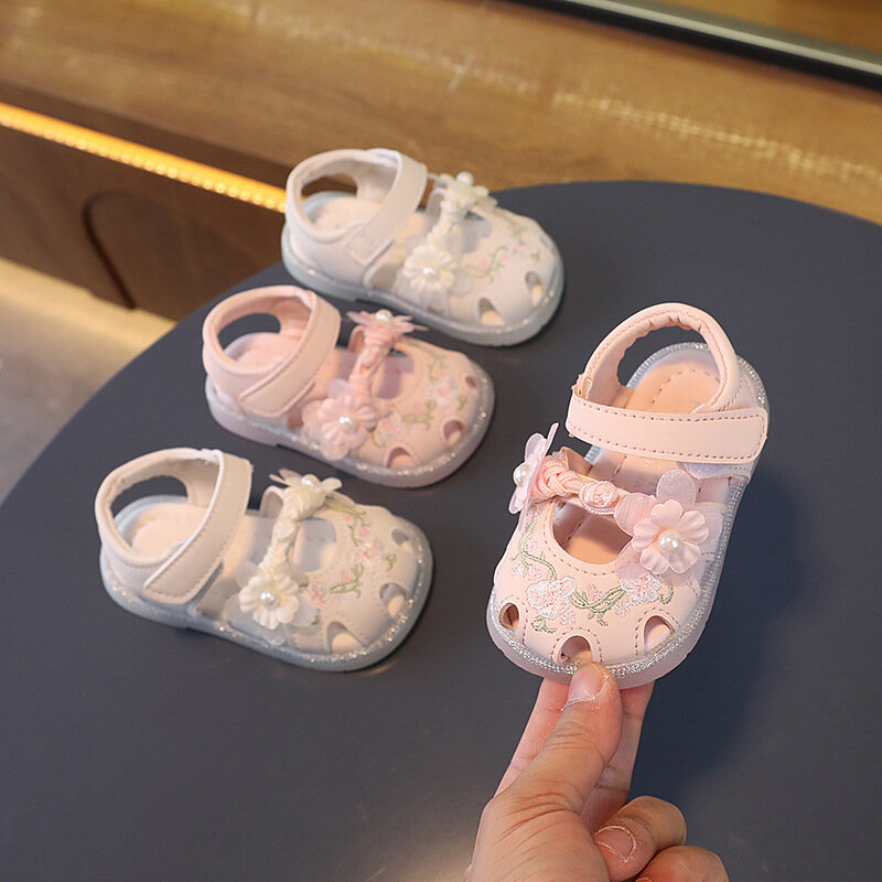 Dziewczęce pierwsze chodziki 2024 letnie nowe dziecko uroczy kwiat buty księżniczki na przyjęcie weselne puste haftowane sandały 0-2 lata