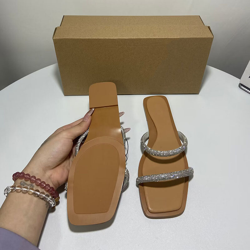 Cabeça quadrada com enfeite de strass e dedos expostos, sandálias planas para mulheres