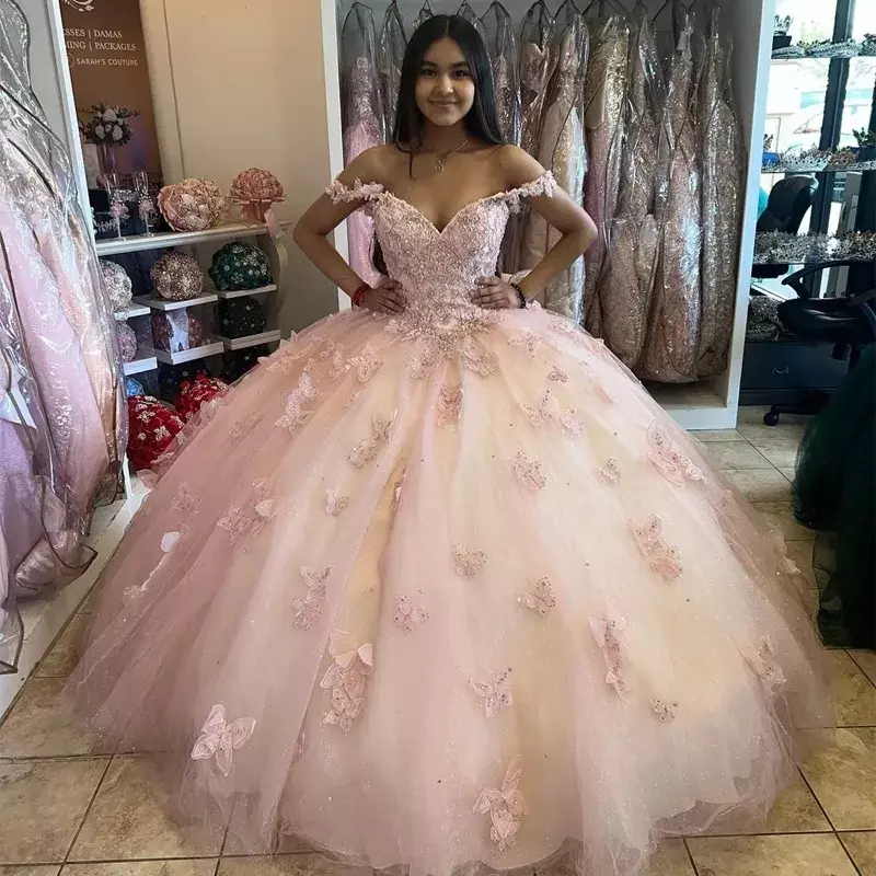 2024 jasnoróżowych sukienek Quinceanera z kryształowym motylem 3D dworski pociąg formalny suknie balowe suknie na imprezy urodzinowe