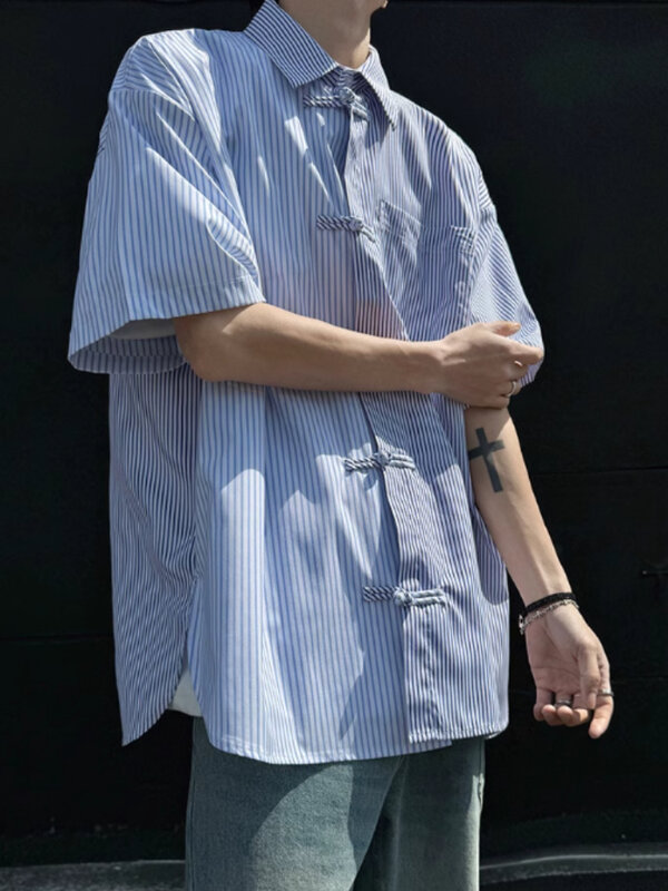 Gestreiftes Hemd mit umgedrehtem Kragen für Männer Knopf Langarm Mode Frühling lässig chinesischen Stil Seitens chlitz Streetwear Schnalle täglich