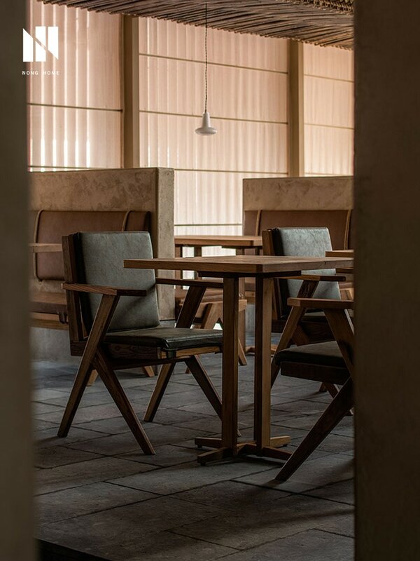 เก้าอี้โต๊ะไม้สี่เหลี่ยมทำจากไม้เนื้อแข็งโต๊ะทานอาหารแบบย้อนยุคสำหรับร้านอาหารร้านกาแฟโต๊ะเล็กๆ