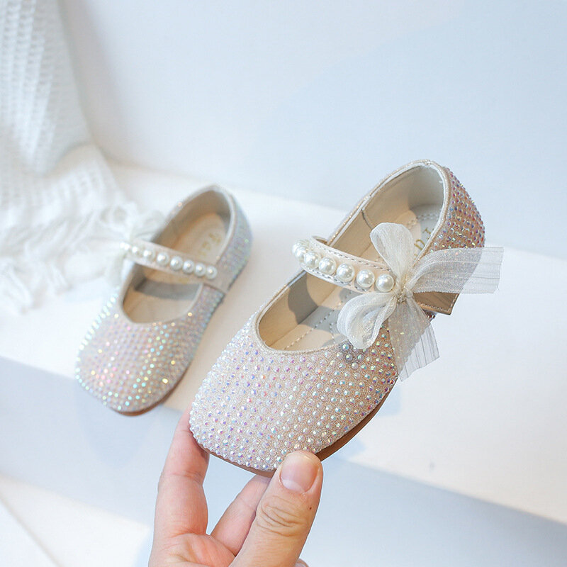 Zapatos de cuero con cabeza cuadrada y diamantes de imitación para niños, zapatillas pequeñas de perlas, zapatos de princesa con lazo, novedad de primavera, 2024