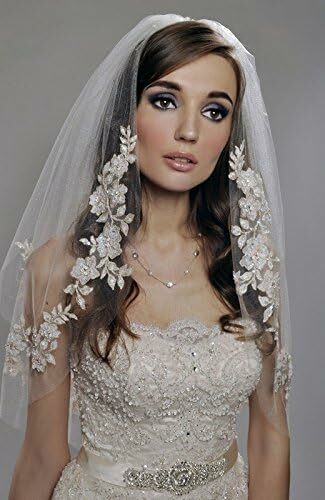 Velo de novia corto con decoraciones de flores y perlas y peine