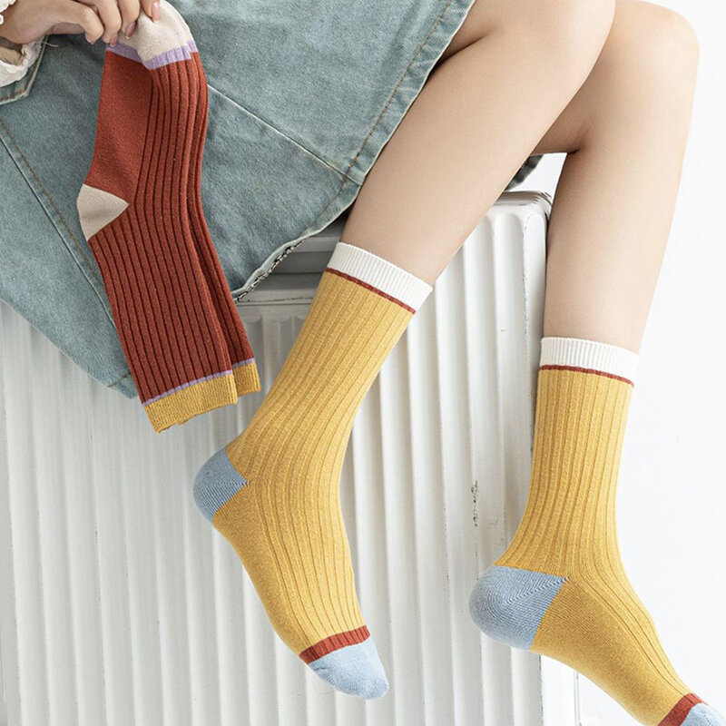 Gestreifte Frauen socken Harajuku Retro einfarbige Mittel rohrs trumpf Herbst und Winter atmungsaktive schweiß absorbierende Socke für Frauen