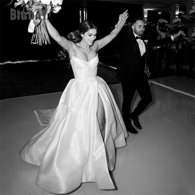 Женское атласное платье с открытой спиной, элегантное ТРАПЕЦИЕВИДНОЕ свадебное платье с разрезом сердечком, со складками, без бретелек, со шлейфом
