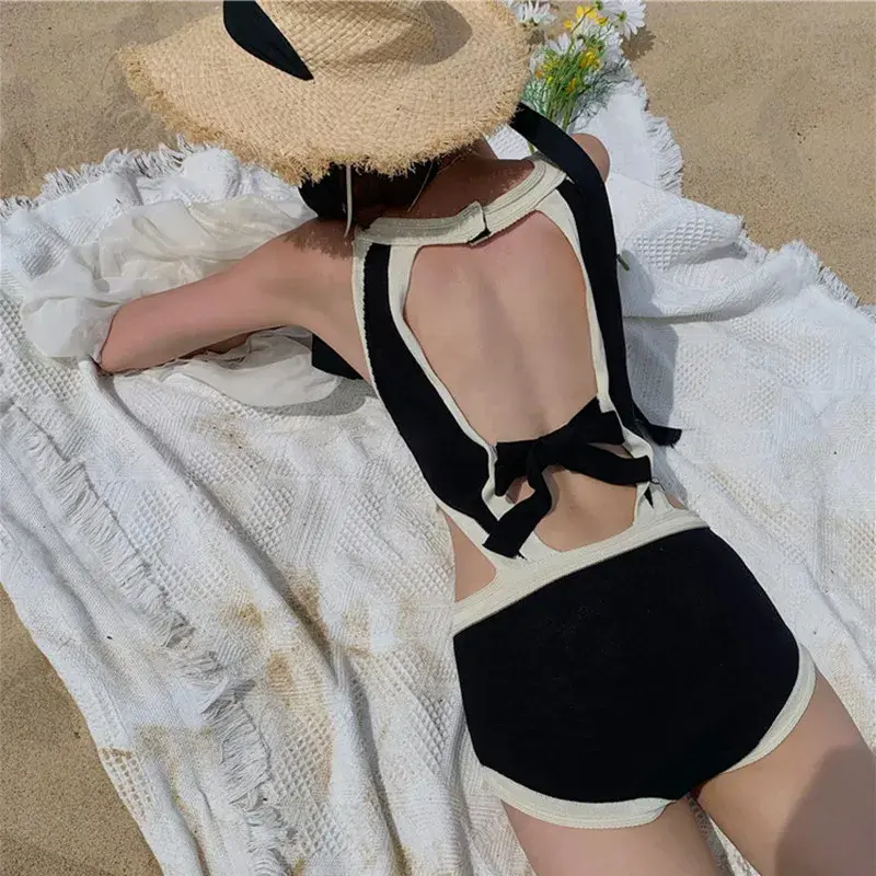 Sexy aus geschnittenen Badeanzug Frauen solide schwarze Bade bekleidung Shorts Monokini Badeanzug mit offenem Rücken Push-up-Pad Trikini High Neck