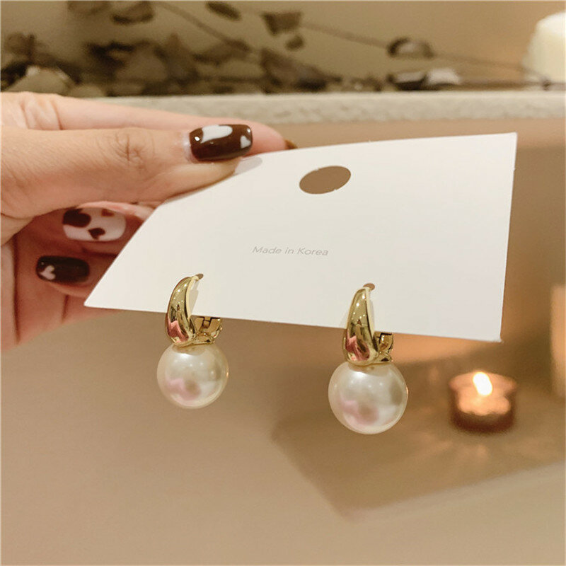 2022 Nieuwe Leuke Parel Studs Hoop Oorbellen Voor Vrouwen Goud Kleur Eardrop Minimalistische Tiny Huggies Hoops Wedding Mode-sieraden