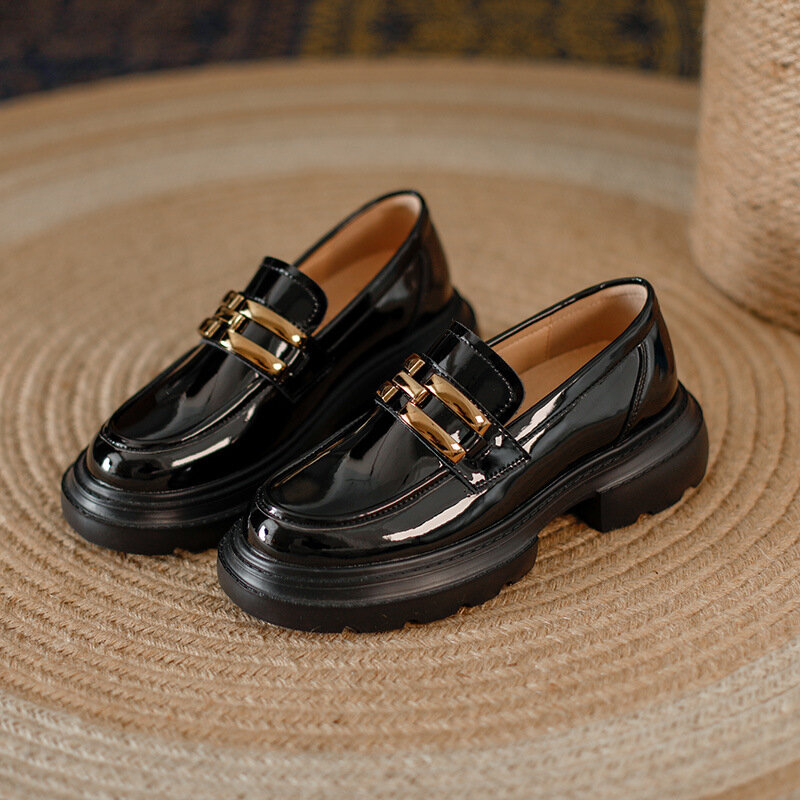 Estilo britânico de sola grossa loafer feminino primavera e outono simples all-match sapatos casuais corrente pequenos sapatos de couro women2023