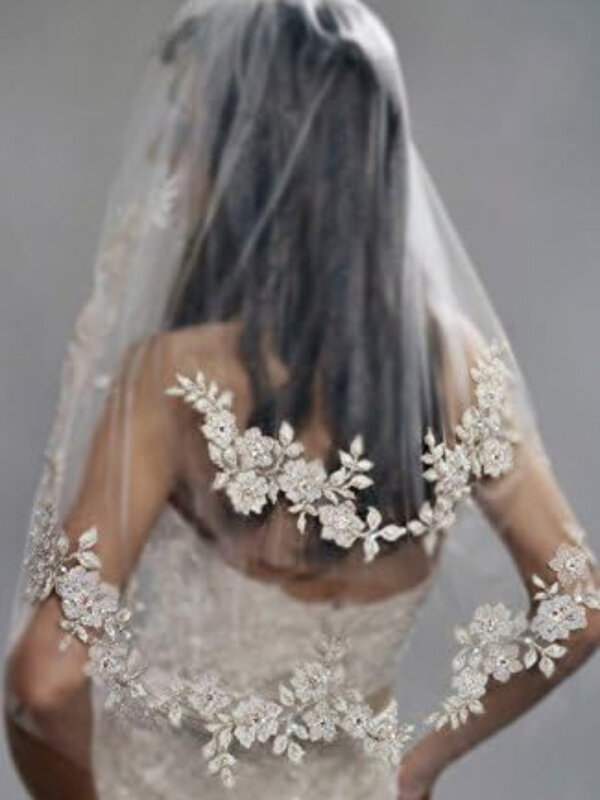 Velo de novia corto con decoraciones de flores y perlas y peine