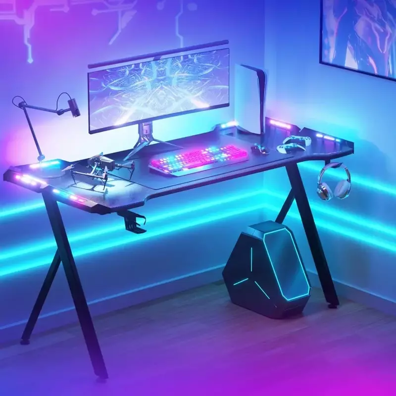 Gaming-Schreibtisch mit LED-Leuchten, RGB-Gaming-Computer tisch mit Kohle faser oberfläche, PC-Workstation mit Getränke halter und Headset-Haken