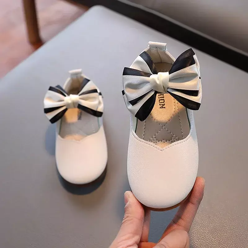 Sepatu berjalan sol lembut anak perempuan, sepatu kulit warna Solid untuk pesta pernikahan bayi warna lucu cocok, sepatu putri busur