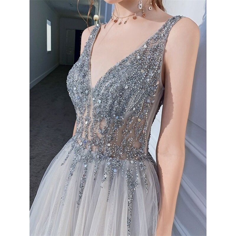 Leichte graue Prinzessin Ballkleid bling Kristalle Perlen eine Linie Tüll Party Abendkleid sexy V-Ausschnitt ärmellose Robe de Mariée