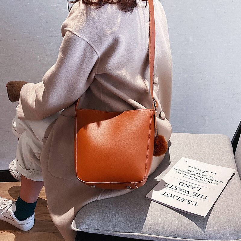 Простые однотонные сумки-ведра для женщин, дамская сумочка на ремне с помпоном из волос, вместительные мешки с клапаном