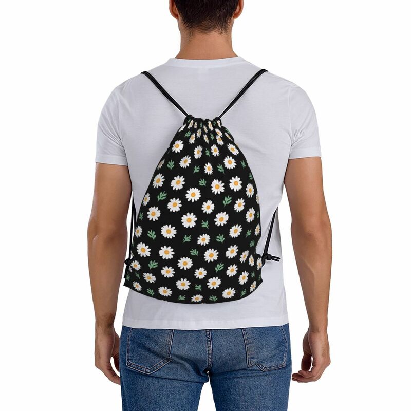 Mochila negra con patrón de margaritas para hombre y mujer, bolso portátil con cordón, bolsa de almacenamiento con bolsillo para libros, estudiantes
