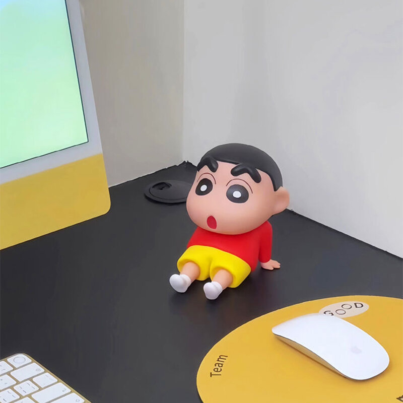 Kredka Shin-Chan Uchwyt na telefon Kawaii Anime Ozdoby na biurko Kreskówka Oglądanie telewizji Wsparcie telefonu Śliczne dekoracje dla lalek Prezenty dla dziewczynek