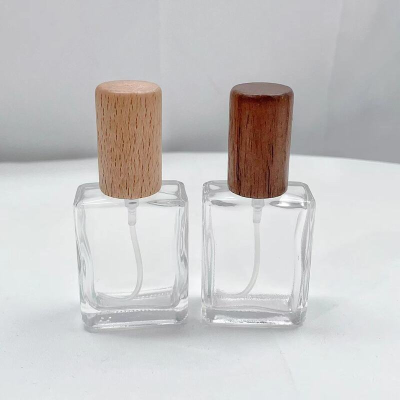 Mini botella de Perfume cuadrada de 15 ml, viales de muestra cosméticos de vidrio, cubierta de haya, bomba de prensa, atomizador de pulverización rellenable vacío, tapa de madera