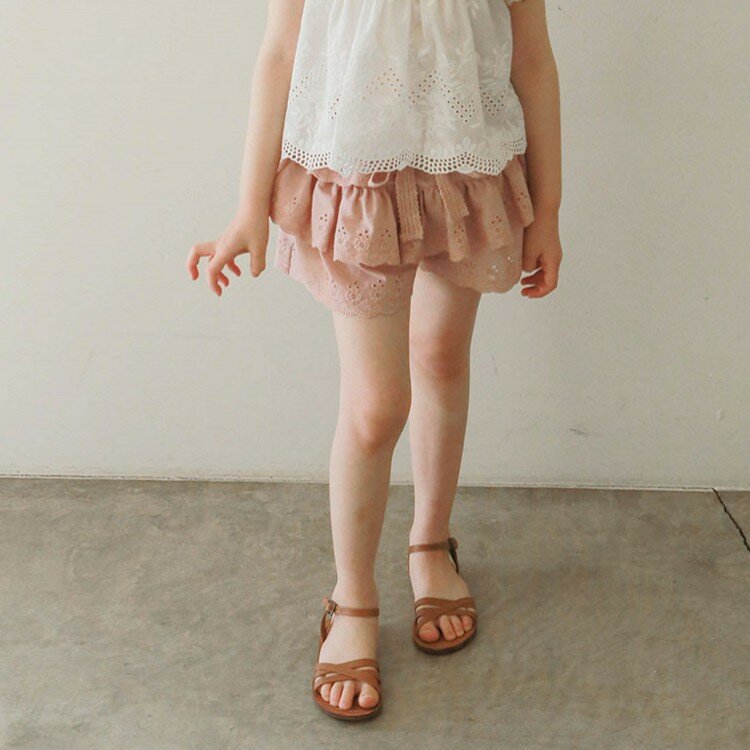 2024 Sommer reine Farbe koreanische Kinder tragen Kinder Mode ausgehöhlte Mädchen mehr schicht ige Spitze süße Mädchen Culottes