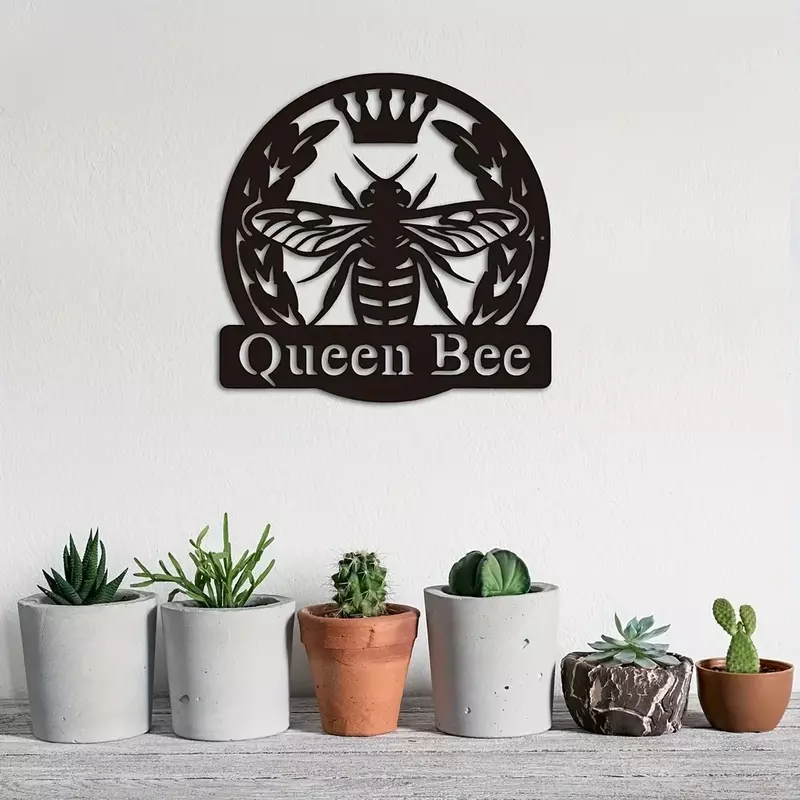 Metalowa ściana z monogramem królowej pszczół znak do zawieszenia idealnym dekoracje ścienne do ogrodu na Patio lub prezent na parapetówkę ściana artystyczna deco
