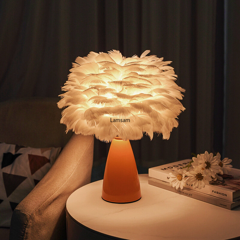 Kreatywna lampa z piórami dekoracyjna ceramiczna lampka na biurko USB LED lampka nocna do sypialni salon kawiarnia Hotel świąteczne dekoracje