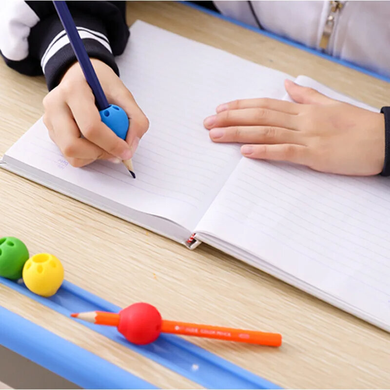 Silicone Ball Pen Holder para Crianças, Prática de Escrita Auxiliar Grip Corrector, Lápis Capa, Material de Escritório, Aleatório, 5-100Pcs