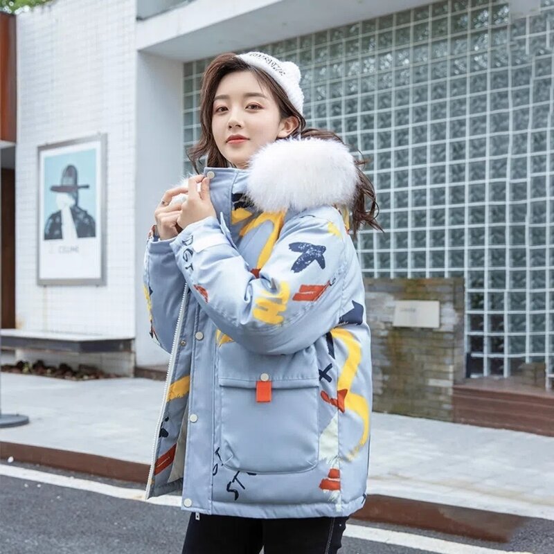 Piumino donna 2024 inverno nuovo coreano sciolto Casual bianco piumino d'anatra femminile corto di grandi dimensioni con cappuccio stampa parka spessi