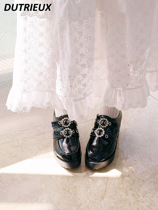 รองเท้าส้นหนาสไตล์ญี่ปุ่นสำหรับผู้หญิง JK รองเท้าส้นหนาและหวานเข้าได้กับทุกชุดรองเท้าส้นมัฟฟินหัวเข็มขัดวิทยาลัยประดับพลอยเทียมสีดำ
