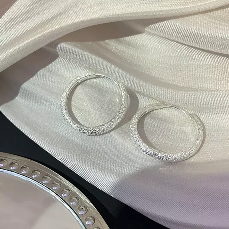 Женские серьги-кольца серебристого цвета, с подвеской-иглой