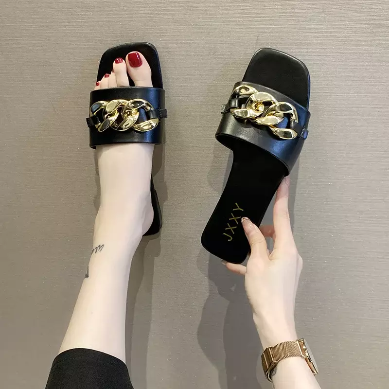 2024 nowe modne klapki damskie z kwadratowym noskiem pantofle płaskie sandały wsuwane plażowe klapki ozdoby metalowe obuwie