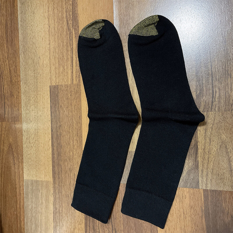 ถุงเท้าผู้ชายยาวปานกลางทรงกระบอกถุงเท้าโพลีเอสเตอร์ลายทางใหม่เอี่ยมแนวธุรกิจสำหรับฤดูใบไม้ผลิ